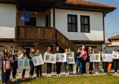 Ученици дариха свои картини за родната къща на Златю Бояджиев в Брезово