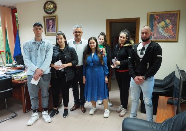 Община „Марица“ подпомогна 14 абитуриенти сираци в навечерието на 24 май