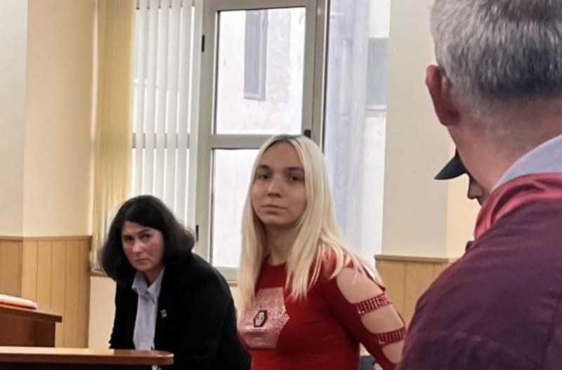 Емили Тротинетката излиза от ареста
