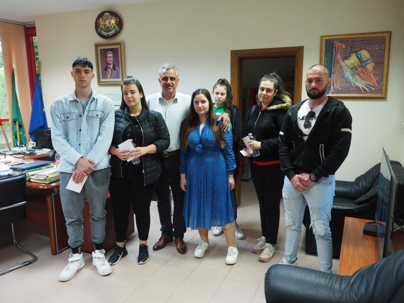 Община „Марица“ подпомогна 14 абитуриенти сираци в навечерието на 24 май