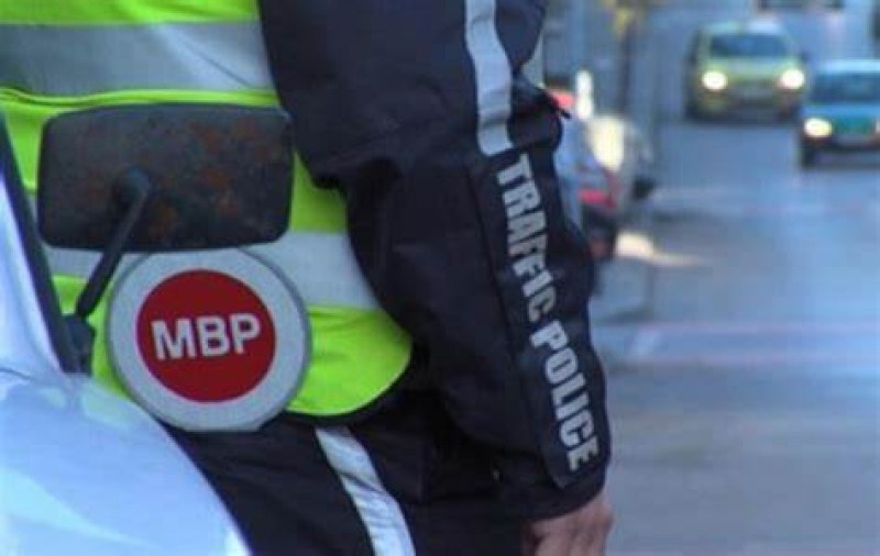 Задържаха дрогиран каналджия край Карлово, натъпкал 10 мигранти в колата си