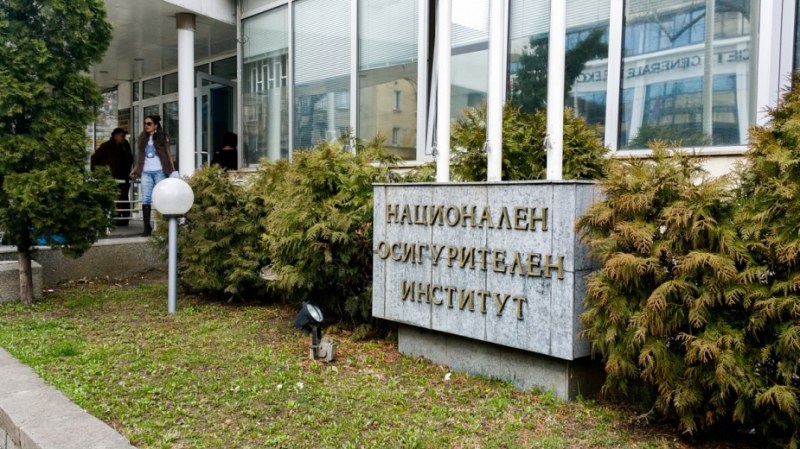 Служители на НОИ излизат на национален протест