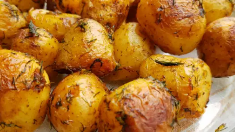 Задушени пресни картофки с масло и чесън - семпло, но вкусно Задушени пресни картофки с масло и чесън - семпло, но вкусно