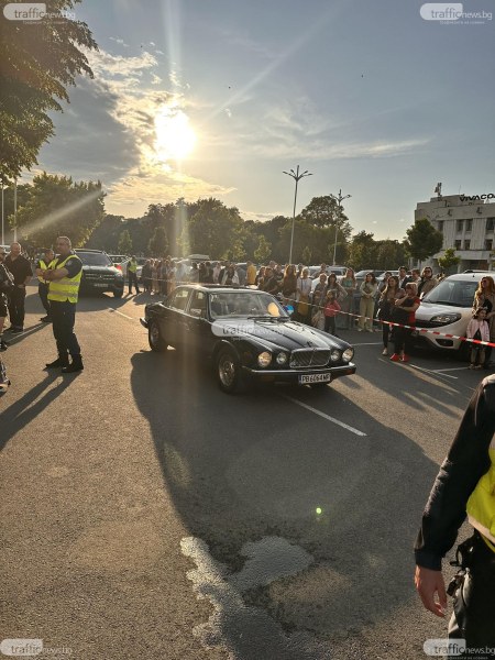 Абитуриенти от три гимназии в Пловдив празнуваха днес, акцентът - ретро автомобили