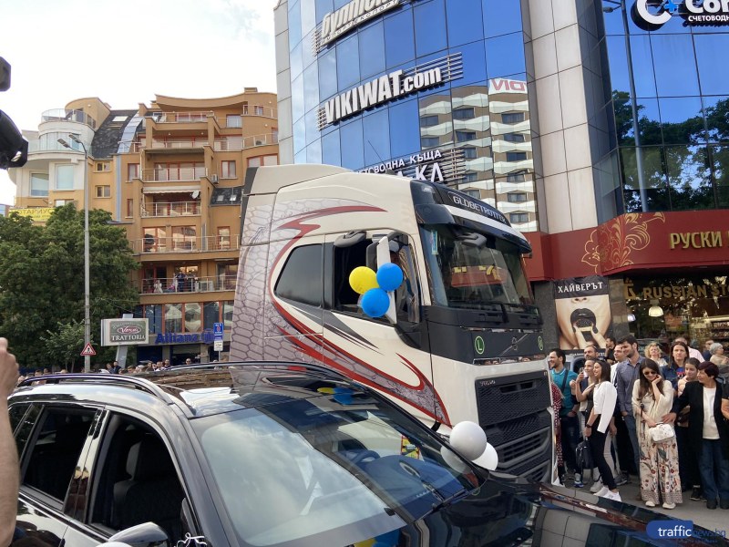 Лъскави коли и тирове изпратиха абитуриентите до Новотела