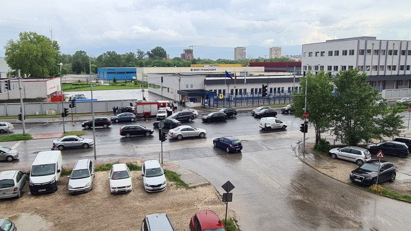 Две коли се удариха в Пловдив, едната се заби в ограда