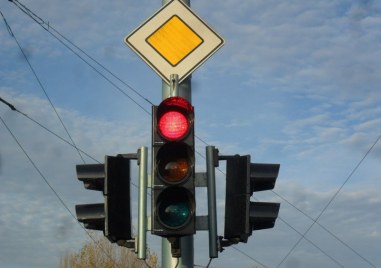 Пренастройват светофар на пловдивско кръстовище, преминавайте внимателно