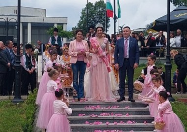 Започна най-красивият празник в Карлово, Царицата на розите даде старт на розобера