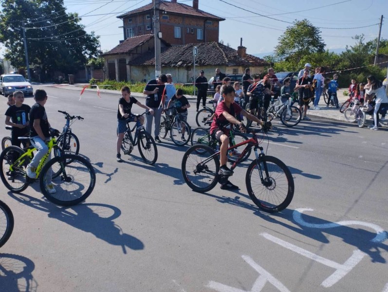 Състезания с велосипеди на събора в Цалапица, кръшни хора в Устина и Белащица