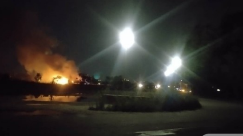 Пожар пламна в склад в Прослав