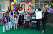 Икона на Богородица, театър и лакомства получиха децата в градините на община „Марица“