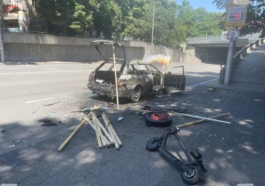 Кола изгоря в центъра на Пловдив