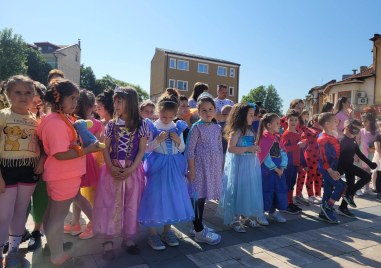 Над 300 малчугани празнуваха в центъра на Карлово