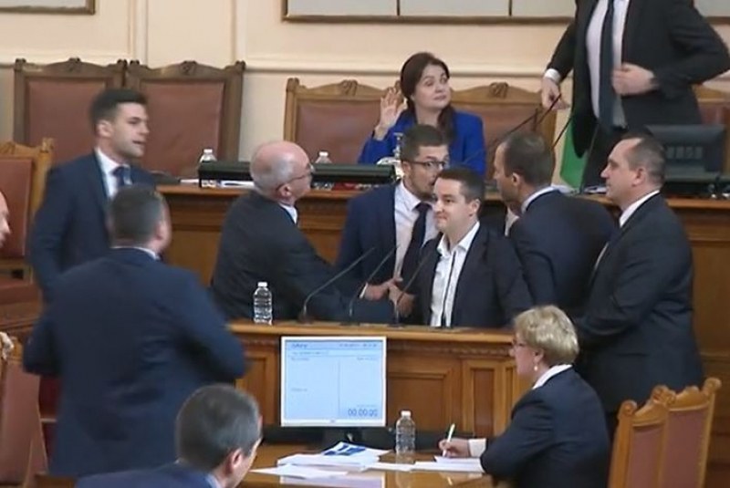 Депутатите прекратиха заседанието след сблъсъка в залата
