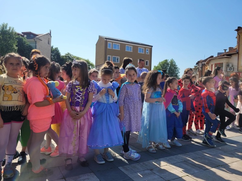 Над 300 малчугани празнуваха в центъра на Карлово