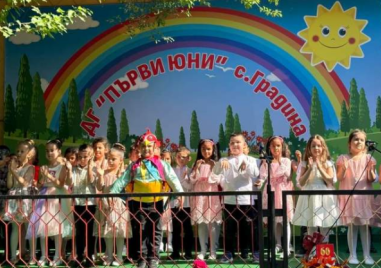 Малчугани в Първомайско празнуваха 60-годишнина на детската си градина