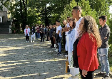 Ученици в Перущица почетоха Ботев и загиналите за свободата и независимостта на България