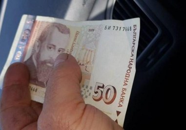 Шофьори подхвърлиха пари на полицаи в Раковски и Труд, осъмнаха в ареста