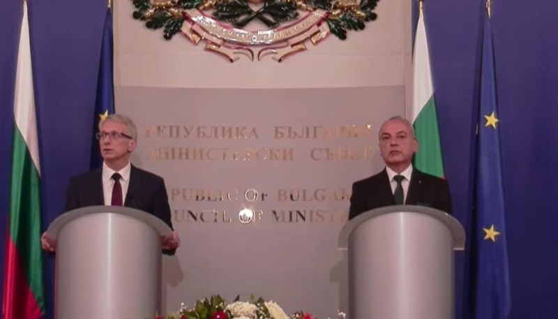Новият премиер на България Николай Денков пое властта от Гълъб Донев