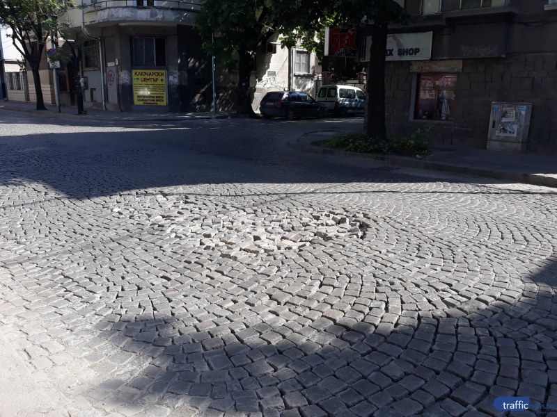 Зле наредени павета тормозят шофьорите в центъра на Пловдив