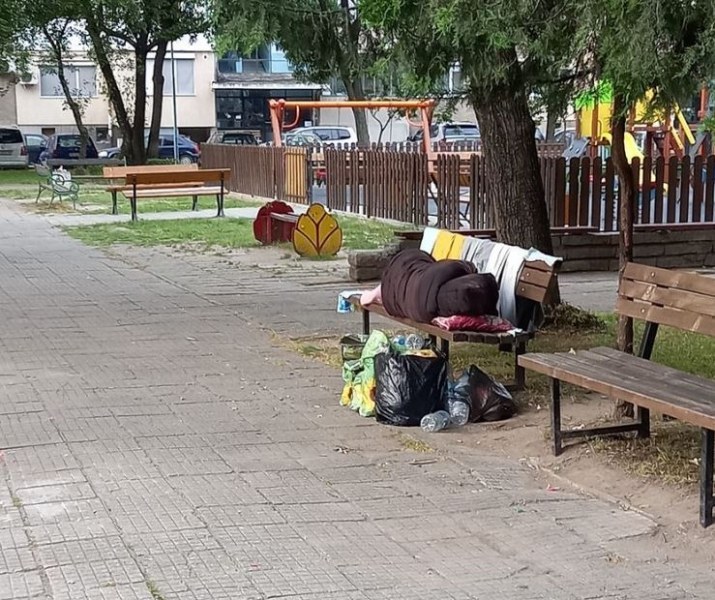 Млада жена спи от седмици на пейка в Кючука