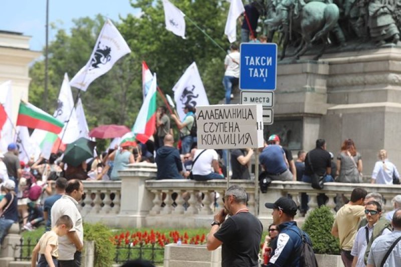„Възраждане“ и „Левицата“ протестират срещу правителството