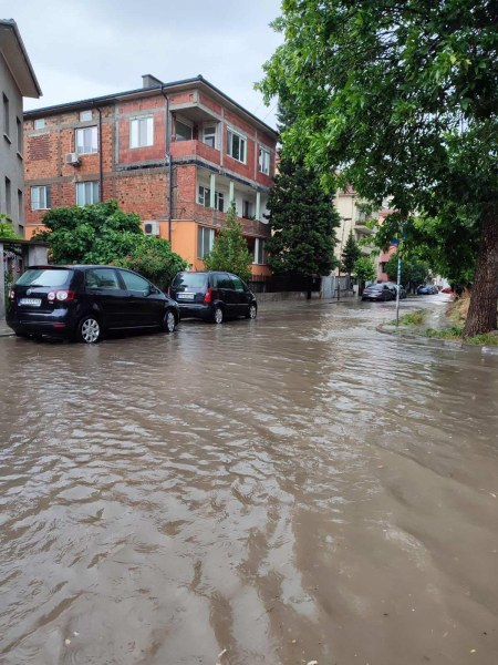 Асеновград е под вода след бурята, която връхлетя града