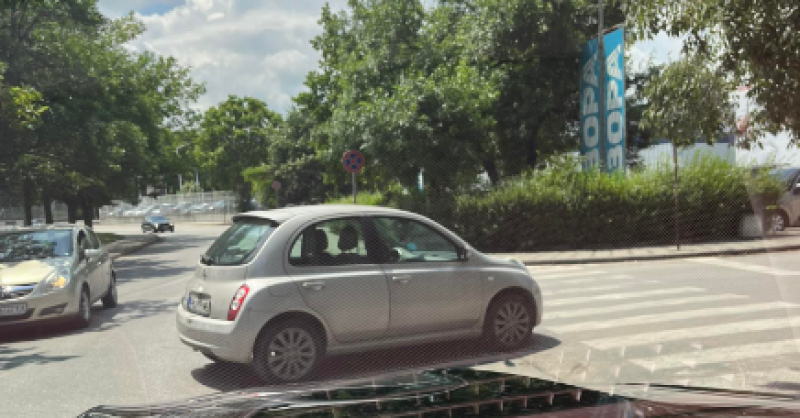 Кола, изоставена насред пътя, озадачи пешеходци и шофьори в Пловдив