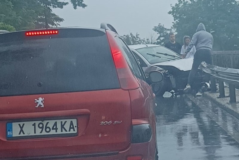 Кола се заби в мантинела на път убиец край Садово