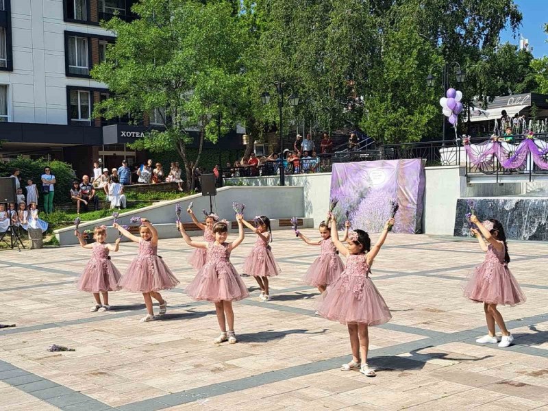 Малчугани направиха страхотно детско лавандулово шоу в Карлово
