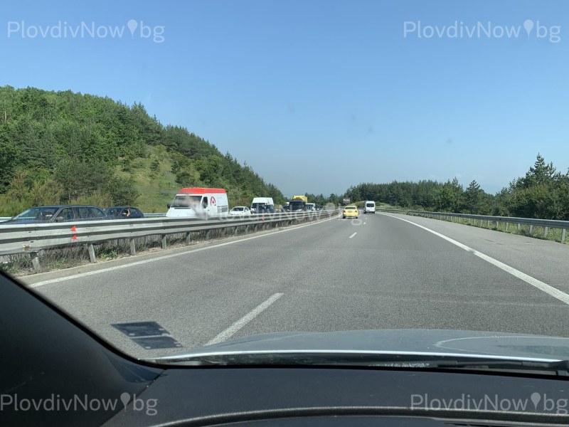 Засилен трафик по магистралата към Пловдив, ремонт също затруднява движението Засилен трафик по магистралата към Пловдив, ремонт също затруднява движението
