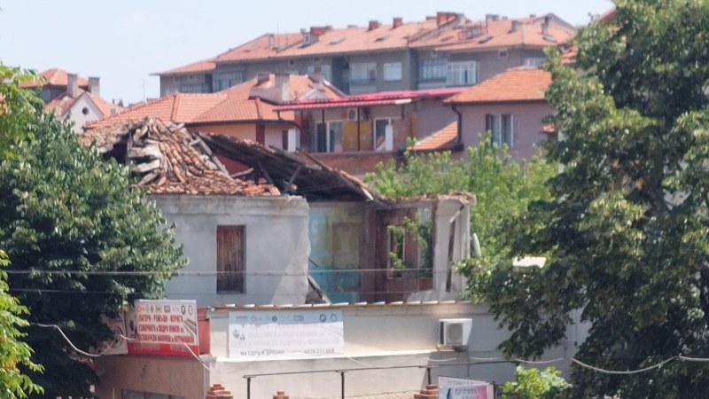 Паметник на културата в Асеновград не дочака ремонта, част от него рухна