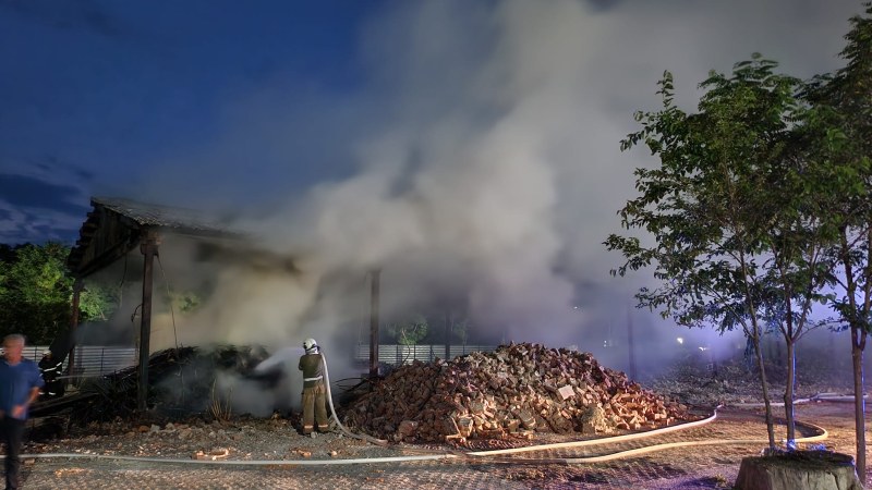 Пожар лумна на метри от Спешното в Пловдив