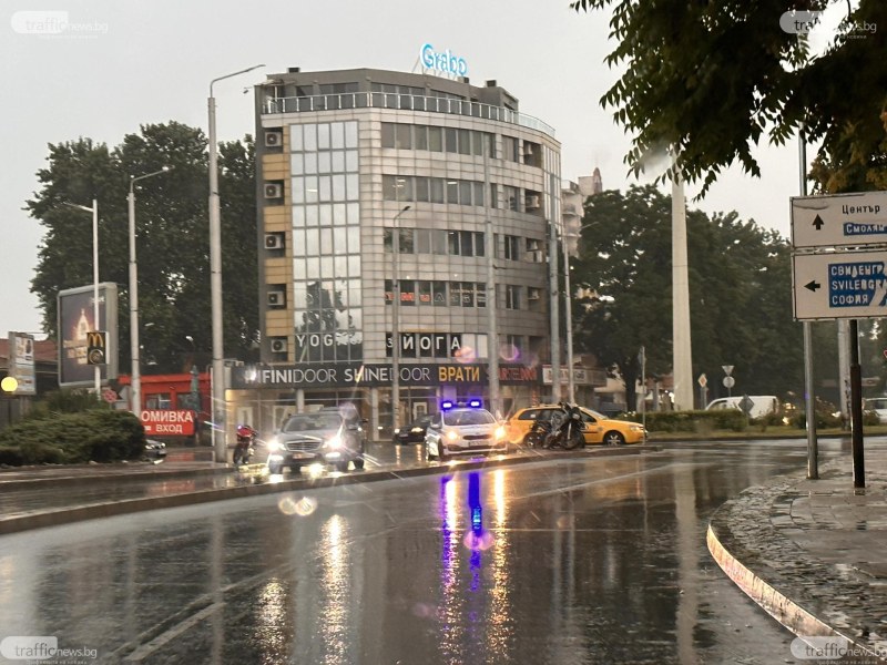 Такси и мотор се удариха в Пловдив