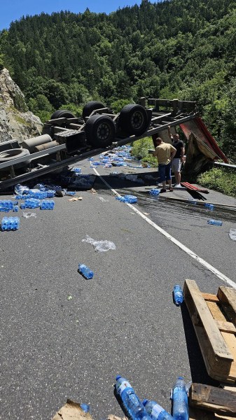 Катастрофа блокира движението на пътя Кричим-Девин, преобърна се камион