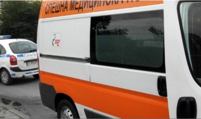 Шофьорка не спря на “Стоп“ и блъсна друга кола, мъж се преобърна на магистралата