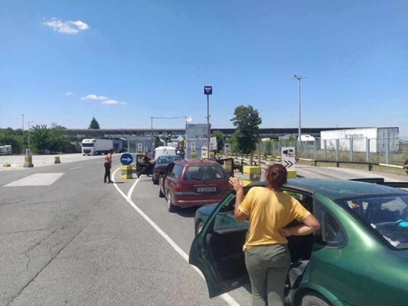 Системата за граничен контрол у нас блокира, огромни опашки по пунктовете