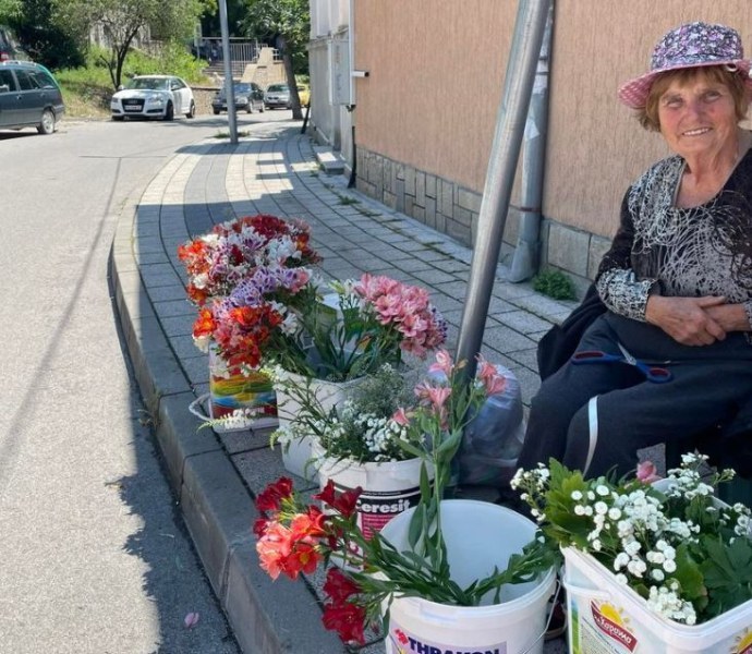 Възрастна пловдивчанка продава цветя, за да помогне на болната си дъщвря