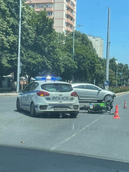 Млада шофьорка удари моторист в Пловдив