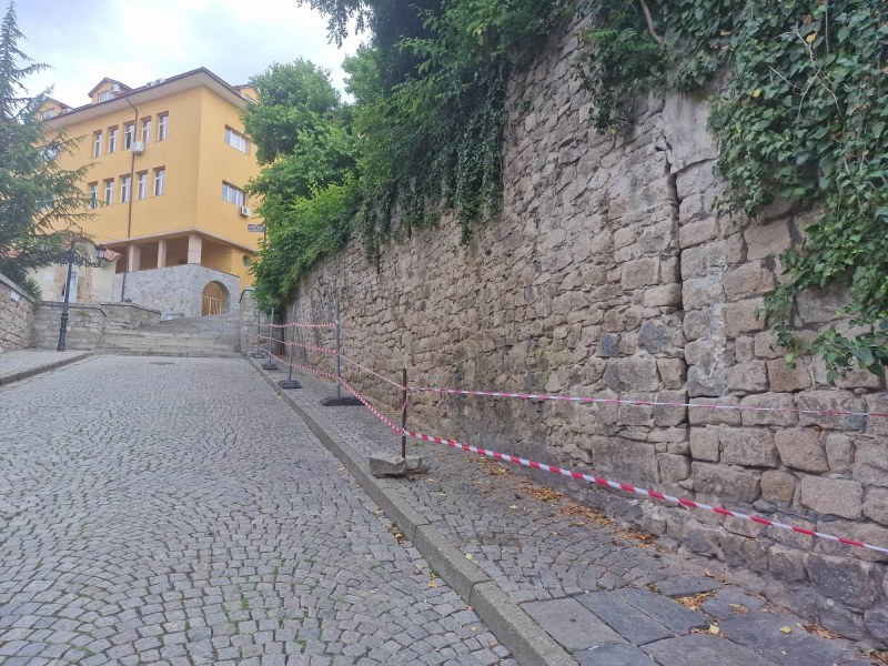 Ограждат опасния зид на ул. “Митрополит Паисий“ в Стария град с масивни пана
