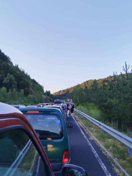 Километрична опашка на границата с Гърция