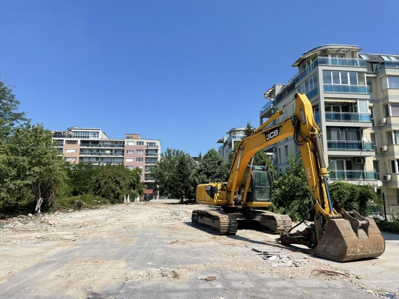 Събориха сградата на бившия хотел „Афродита”, вдигат нова постройка към болница