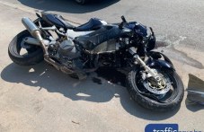 avtomobil-blasna-mototsikletist-okolo-672.jpg