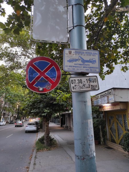 Бул. “Христо Ботев“ се превърна в денонощен паркинг, глобите не спират пловдивчани