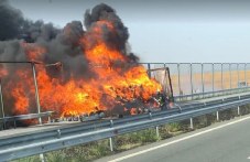 5-pozharni-gasiat-plamnaliia-kamion-i-546.jpg