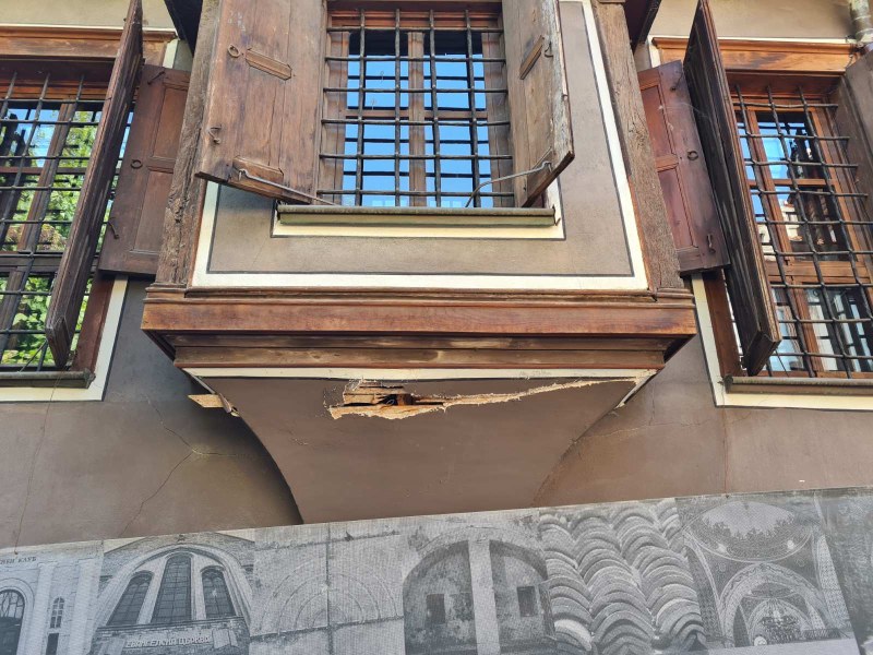 Еркерите на три емблематични къщи в Стария град пострадаха от камиони