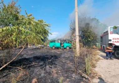 Три коли и микробус изгоряха край Садово