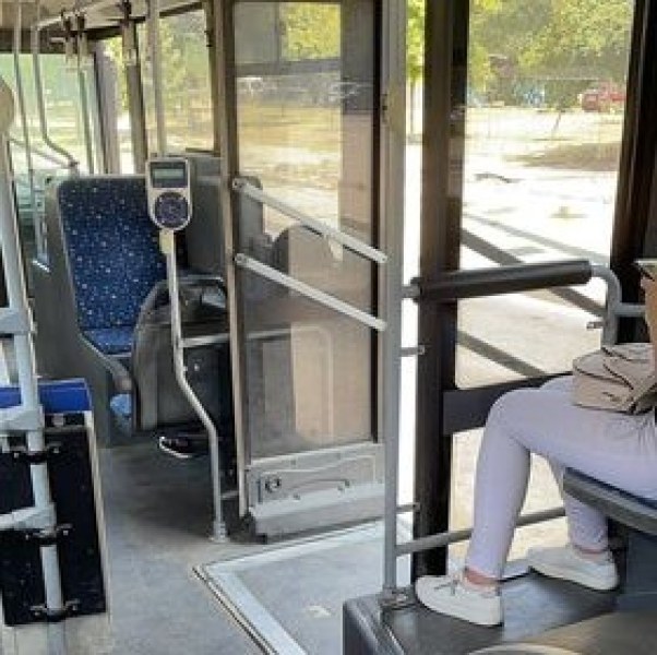 Автобус от градския транспорт шпори с 60 км/ч в града с отворени врати
