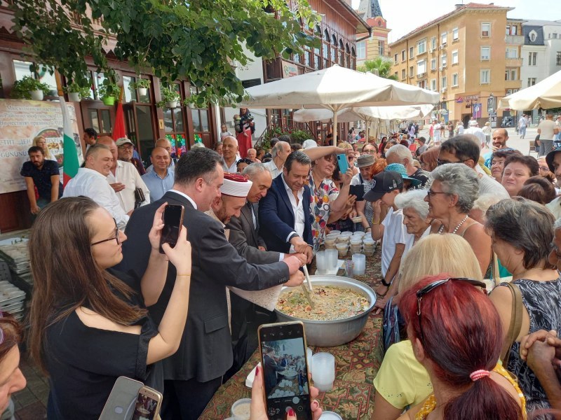 Мюсюлмани и християни похапват ашуре в центъра на Пловдив