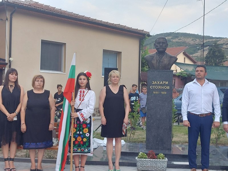 Тържествено откриха паметника на Захари Стоянов в Първенец